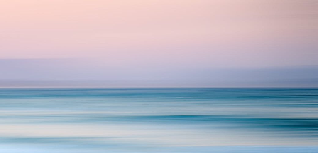 obrázek obzoru moře a růžové oblohy