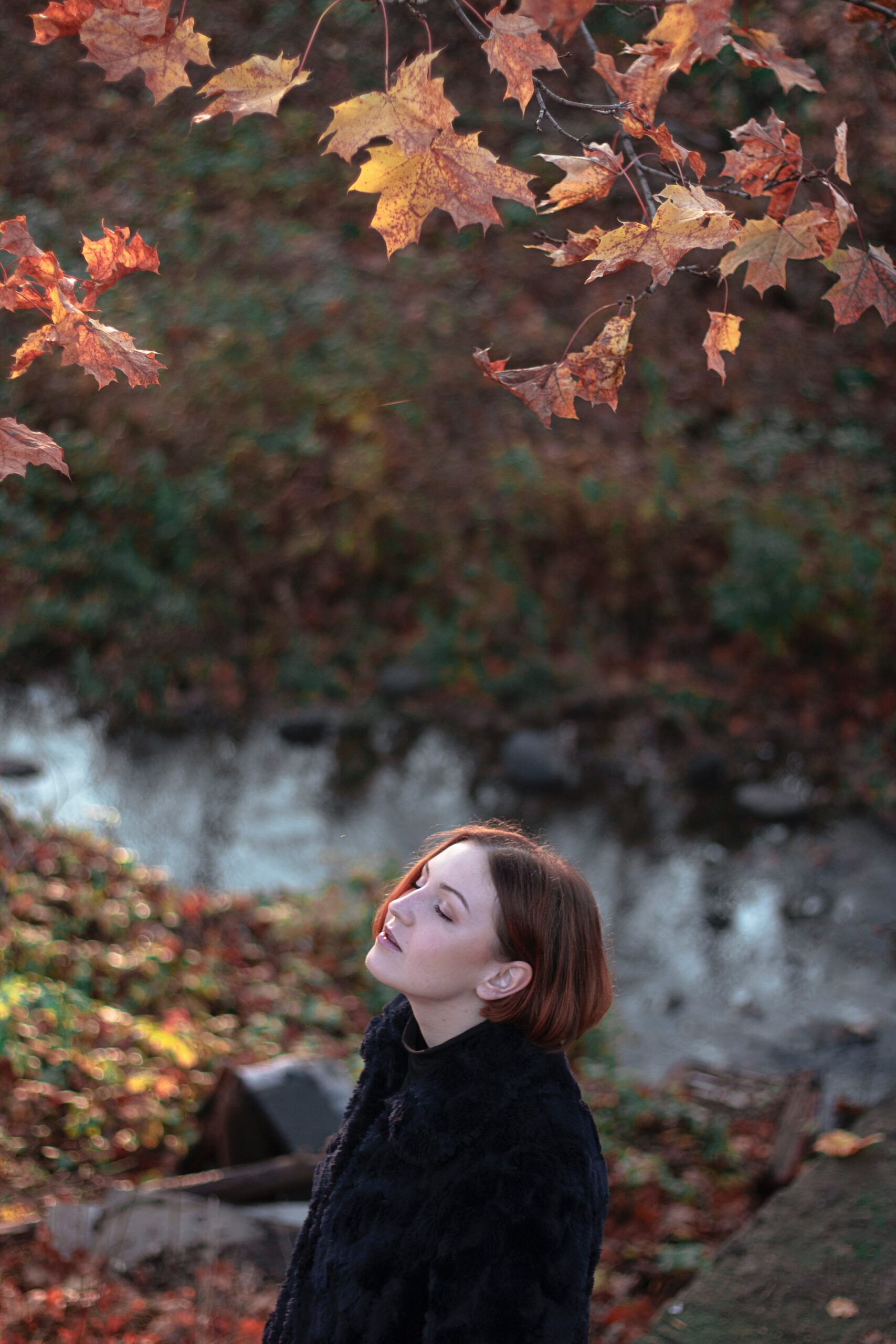 Obrázek ženy v podzimní přírodě